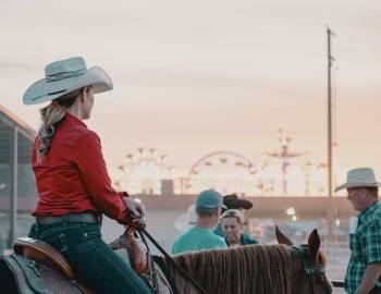 woman_in_cowboy_hat_riding_horse